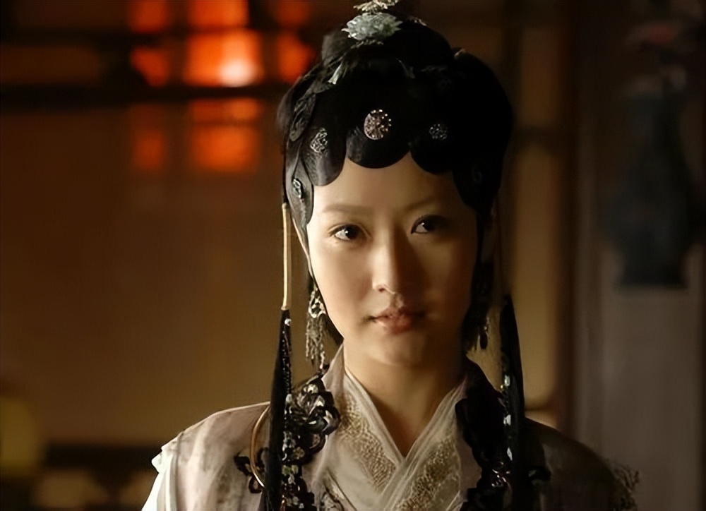 她是英皇在内地一姐,靠成龙力捧出演《神话》,礼服事件备受争议