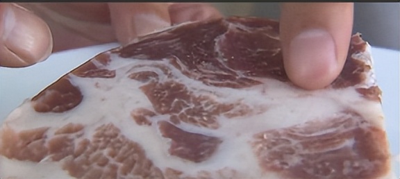 小伙子养猪年收入2000万,农村人靠养猪发家致富