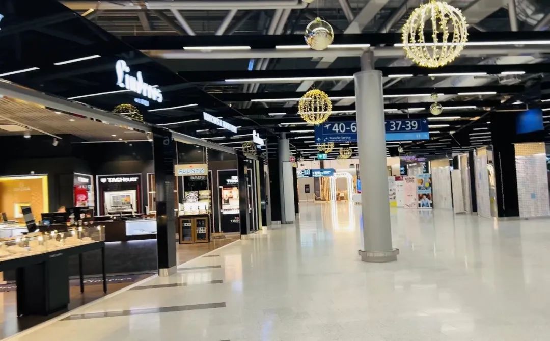 去芬兰看极光，见圣诞老人，路上却丢失行李，差点被锁地牢