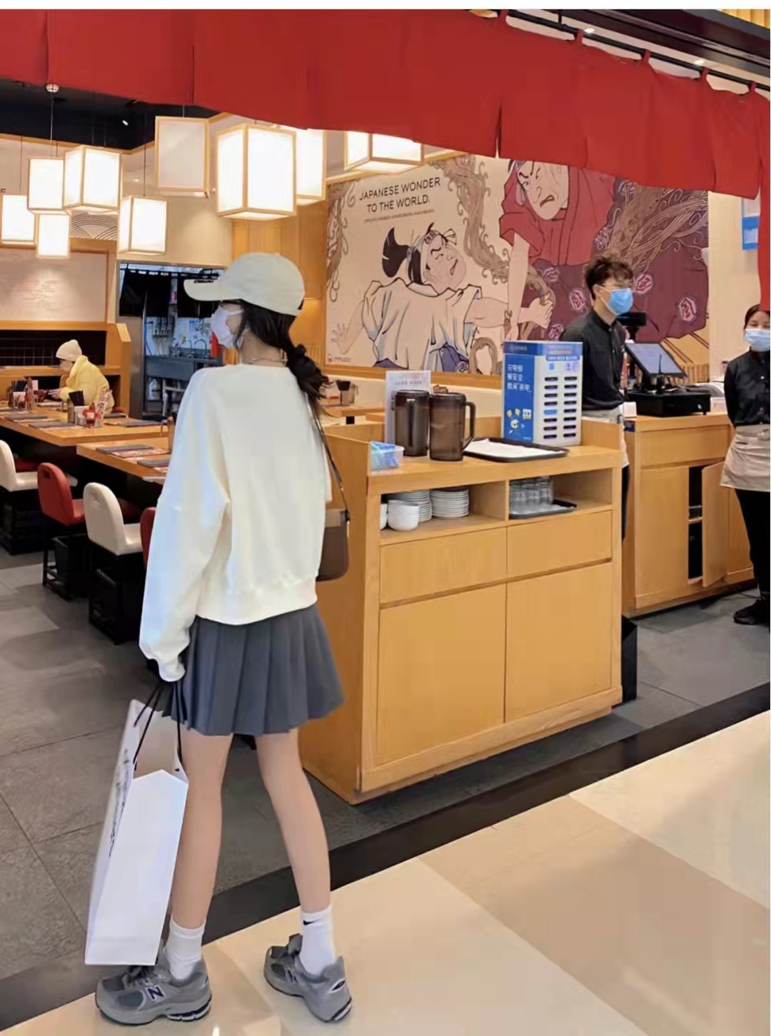 黑色卫衣和灰色百褶短裙搭配图片,灰色百褶裙搭配什么上衣好看