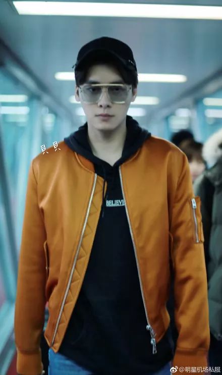 gucci是什么品牌眼镜,gucci眼镜有款红边框的眼镜