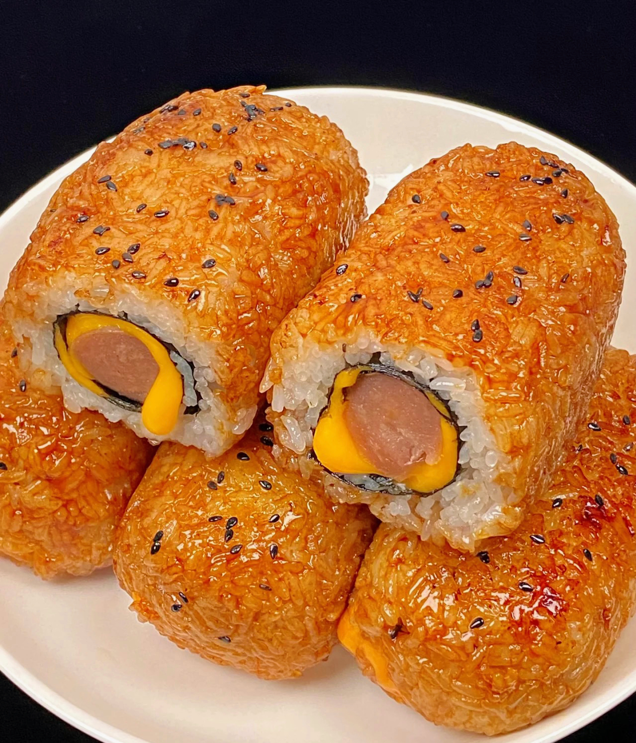 谁能拒绝得了这外层酥脆，内里饱满的脆皮米饭热狗棒