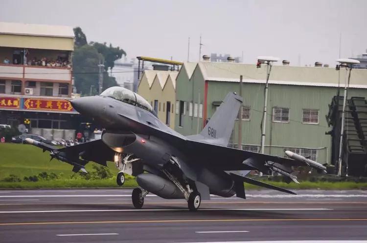 若台海“统一”,20多万的台军该如何处理,收编还是就地解散呢?