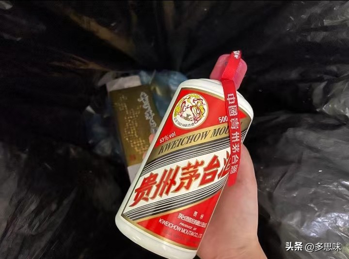 11年前,山东乔大爷花72万藏30箱茅台,等老宅翻新时挖出,酒咋样