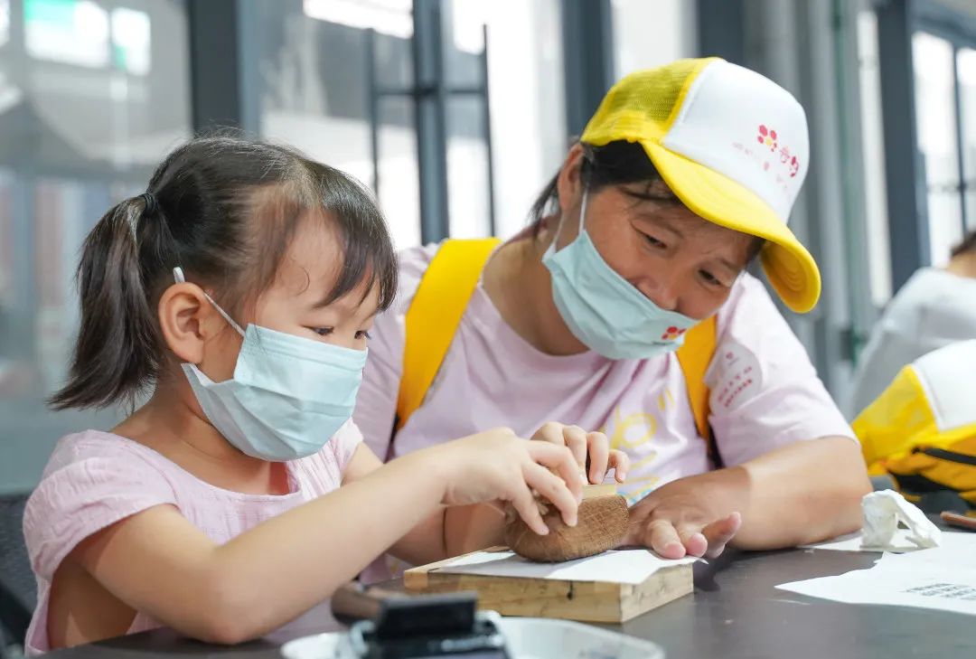 广州市社会组织联合会主办“永庆研学传承非遗”从化区困境儿童公益研学营走进永庆坊