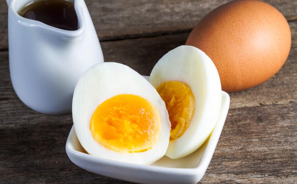 如果一个人连续30天只吃2顿饭,如果一个人一天只吃三个鸡蛋