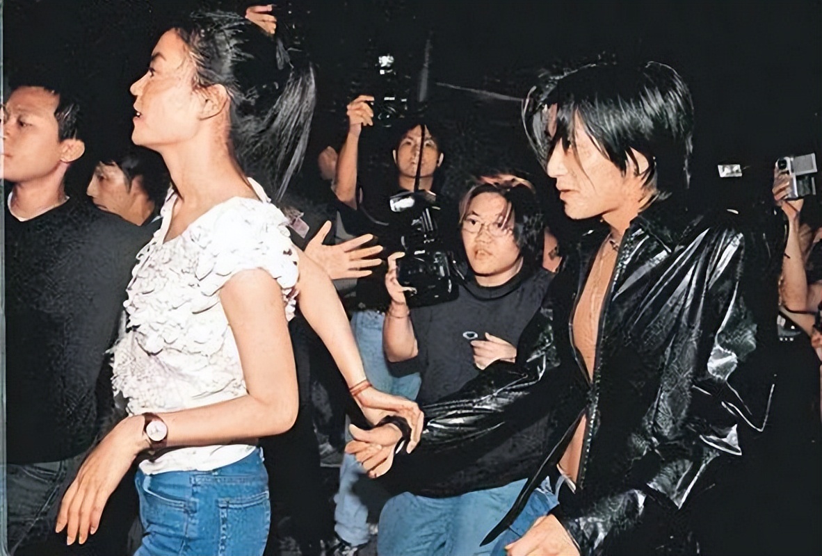 王菲谢霆锋牵手完整视频,王菲和谢霆锋牵手视频真实