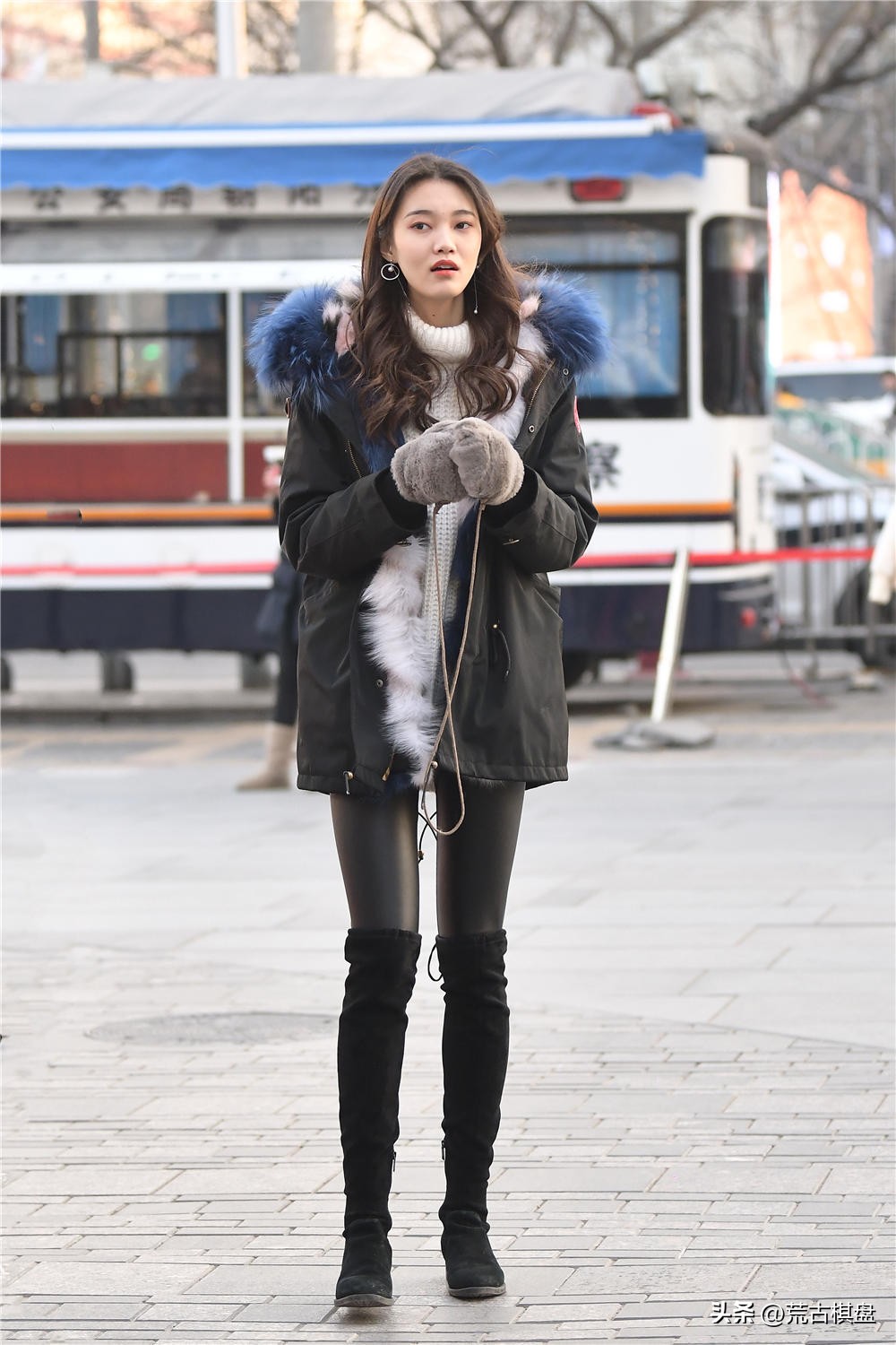 短皮裤短靴怎么搭配好看,皮裤搭配上衣和鞋子