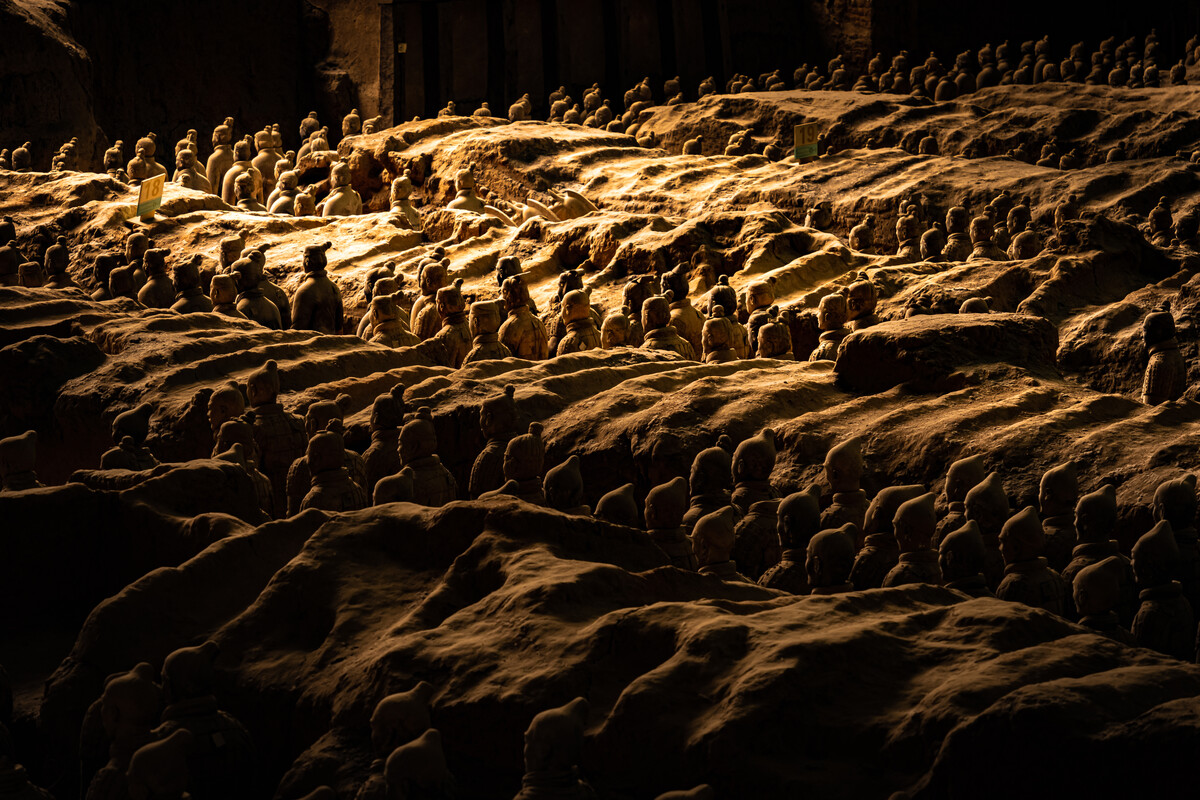 中国历史上第一个皇帝，功绩显著，秦始皇为何被后人称为暴君？