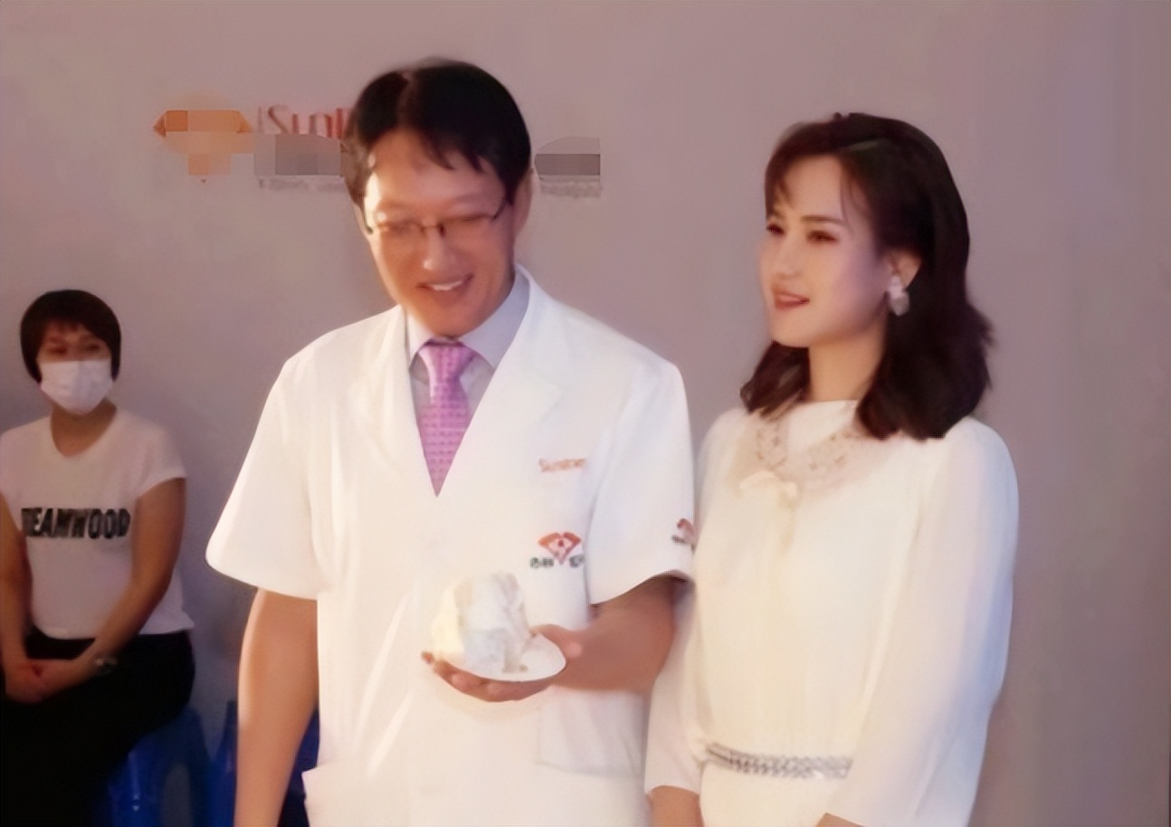 辽宁歪脸女孩，家境贫寒父母双亡，整容变美后拒百万薪只为当老师