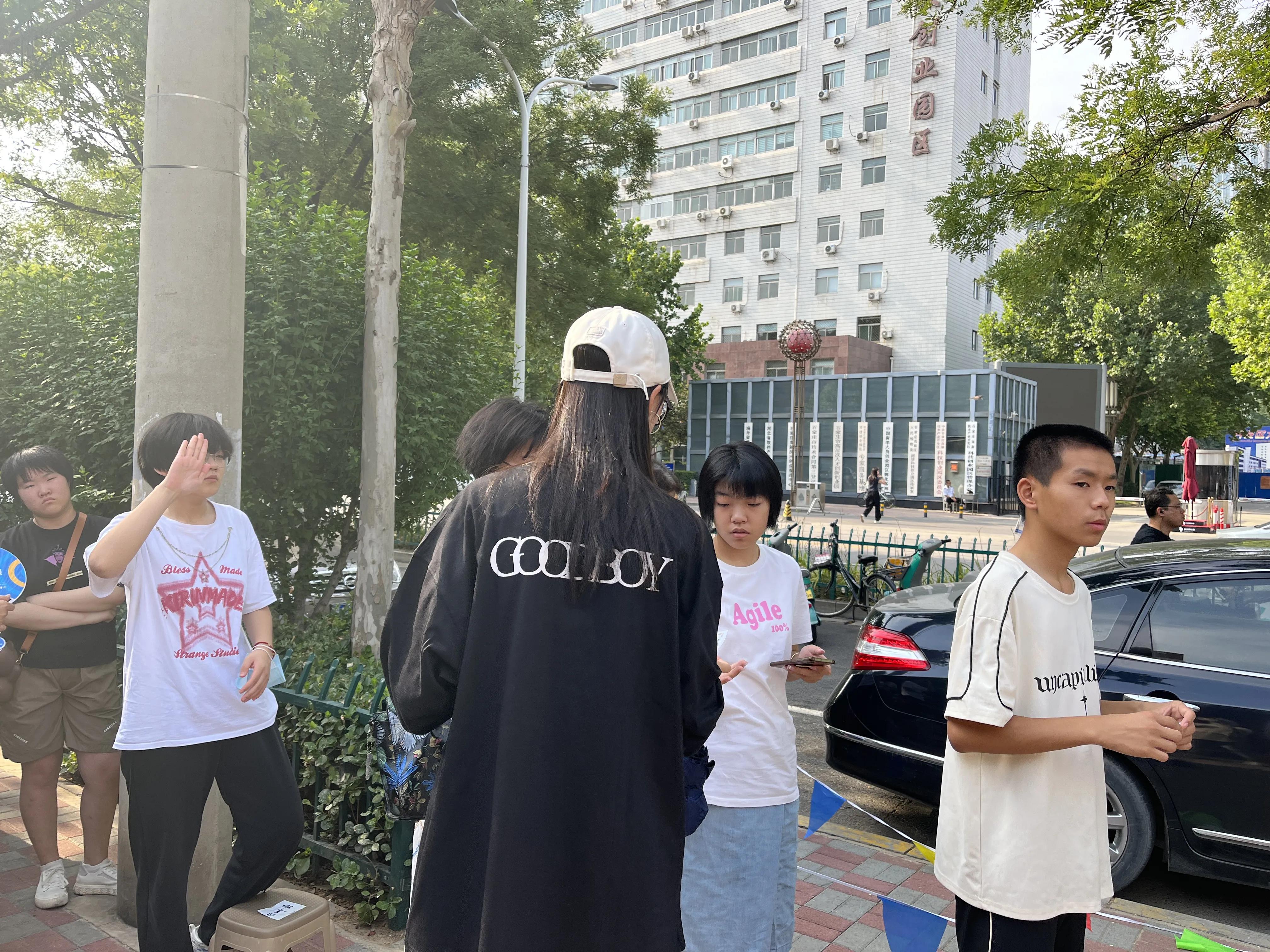 石家庄高中录取深夜排队,石家庄高校大火最新报道