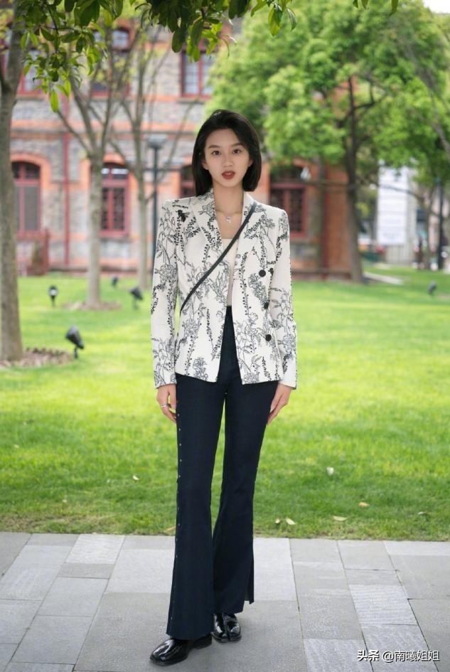 裤子是宽口好看还是紧口好看,裤子是穿长的好还是短的好