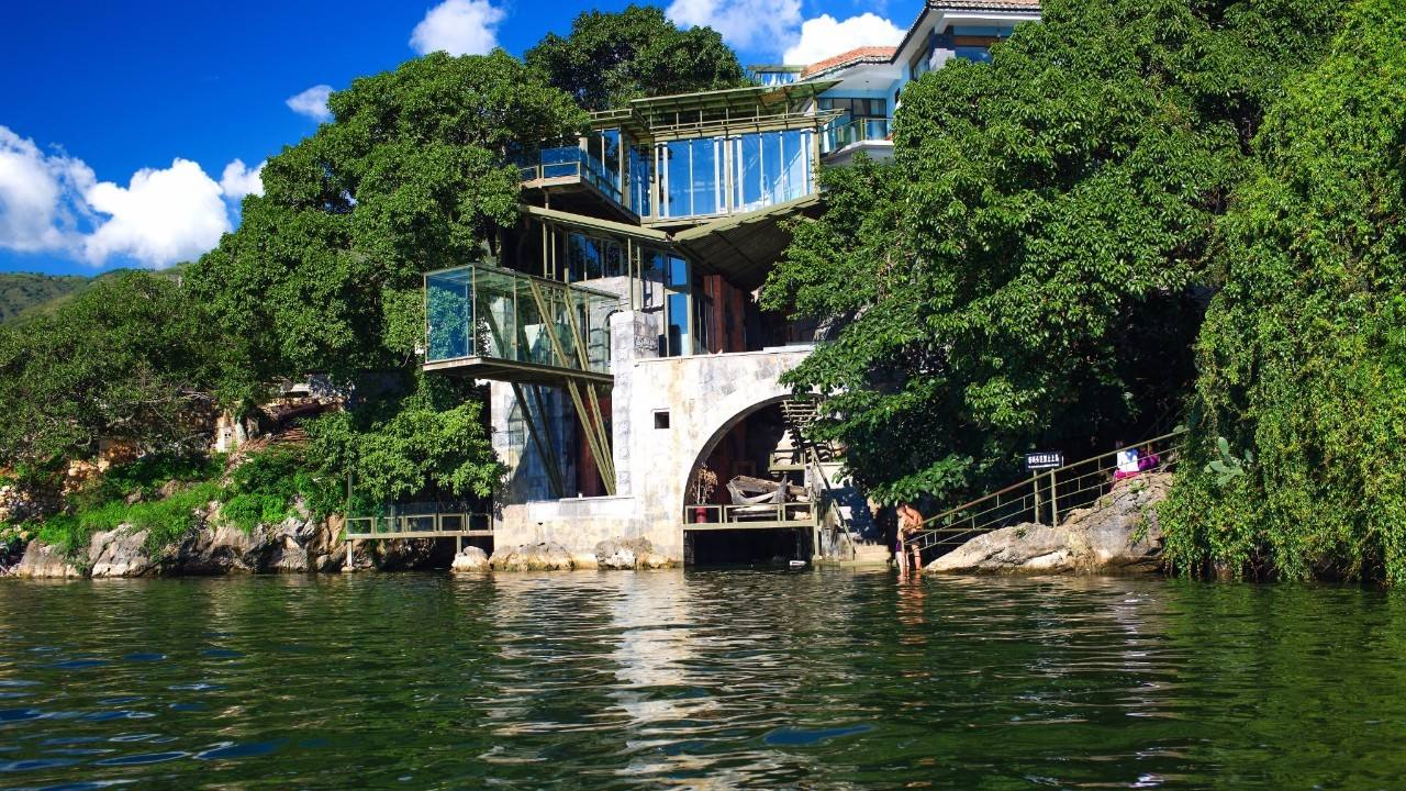 杨丽萍月亮宫没拆！豪宅内享美食美景超惬意，房间凌驾于洱海之上