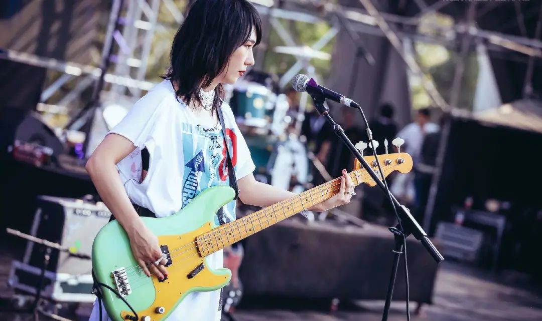 老狼贝斯手,老狼的贝斯手