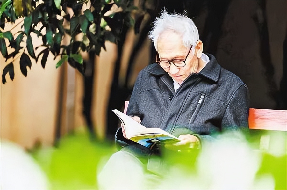 老人每天锻炼的黄金时段,静养的老人比运动的老人更长寿吗