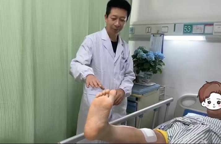 小伙打球导致前交叉韧带断裂，医生“原位缝合”助再续运动生命