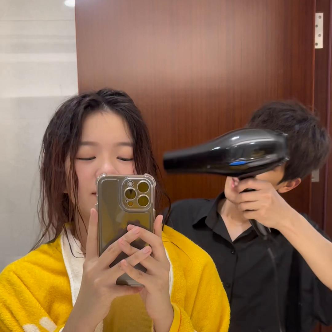 帮女朋友吹头发比较甜,帮女朋友吹头发是什么感觉