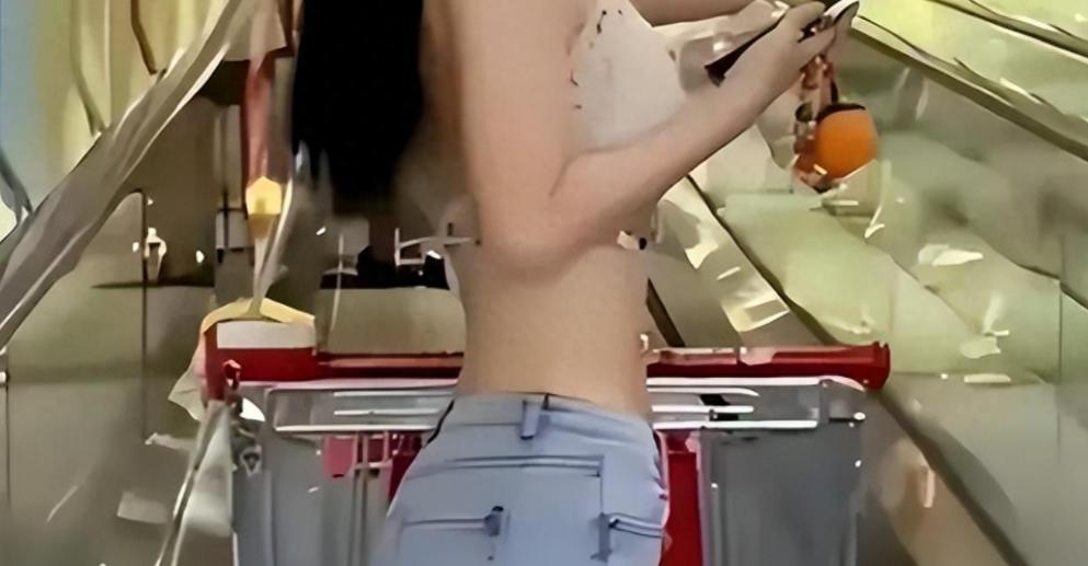 下身几乎全裸无下限!广西女子在多个地标处拍“不雅照”真辣眼