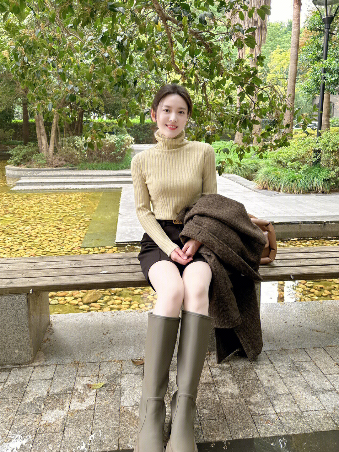 今年最实用的大衣穿搭技巧,牛仔拼接假两件针织衫搭配大衣