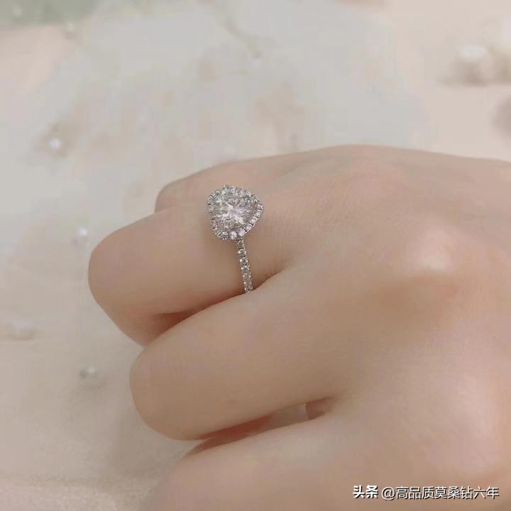 情侣钻戒推荐莫桑钻,钻戒跟莫桑钻买哪个好看