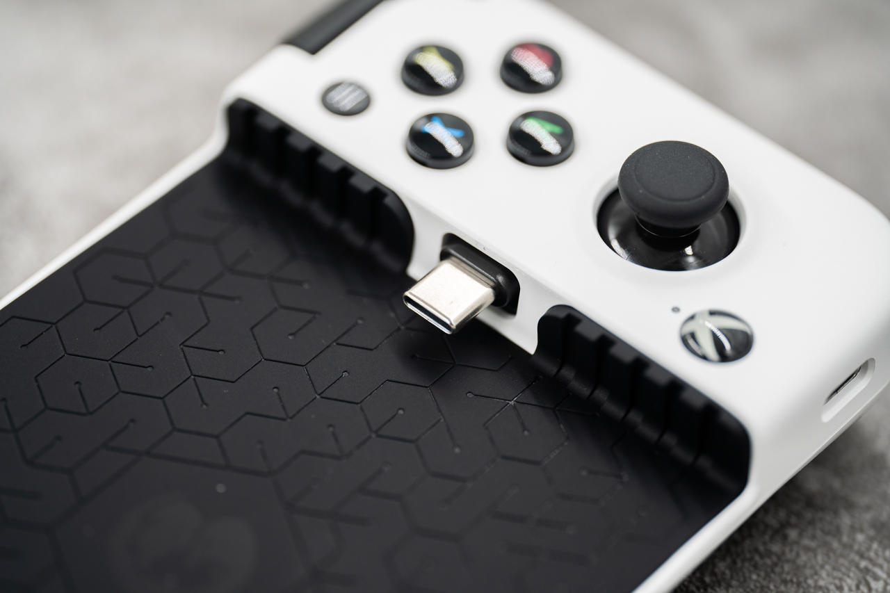 微软官方授权的第三方手柄百元,手机变微软手柄