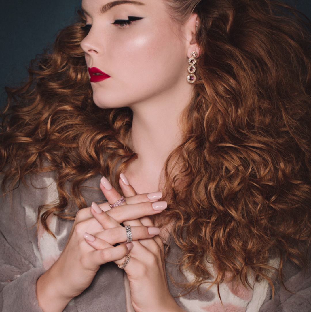 这个享誉迪拜的珠宝设计师，自小与珠宝结缘，她的设计理念很独特