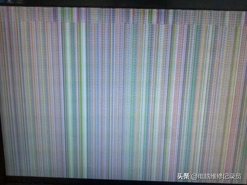 电脑看视频花屏什么原因,电脑开机出现条纹花屏是什么原因