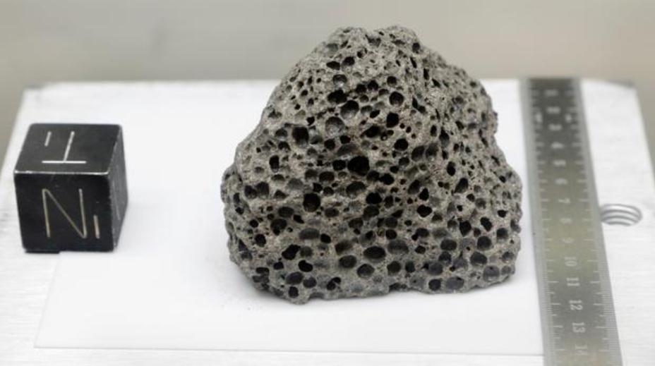 美国赠送的月岩被证实是假货,美国赠送给荷兰的月岩