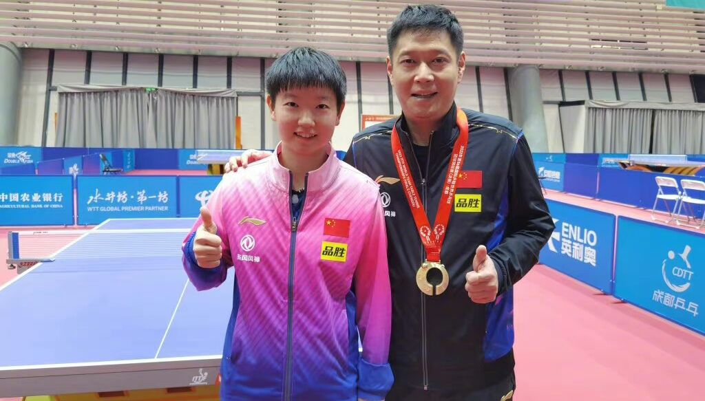 孙颖莎夺冠教练邱贻可激动,孙颖莎夺冠给观众送球