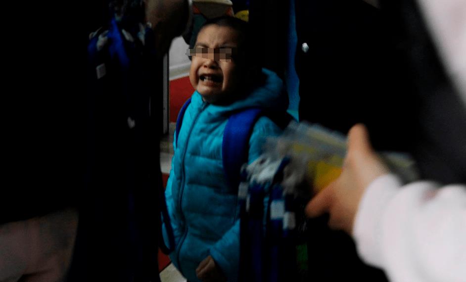 教育局回应幼儿排队自扇耳光,幼儿园打孩子家长看监控如何回复