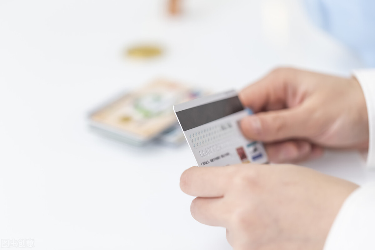 杭州一男子飞机上认识了“小弟”，说投资“有门路”？