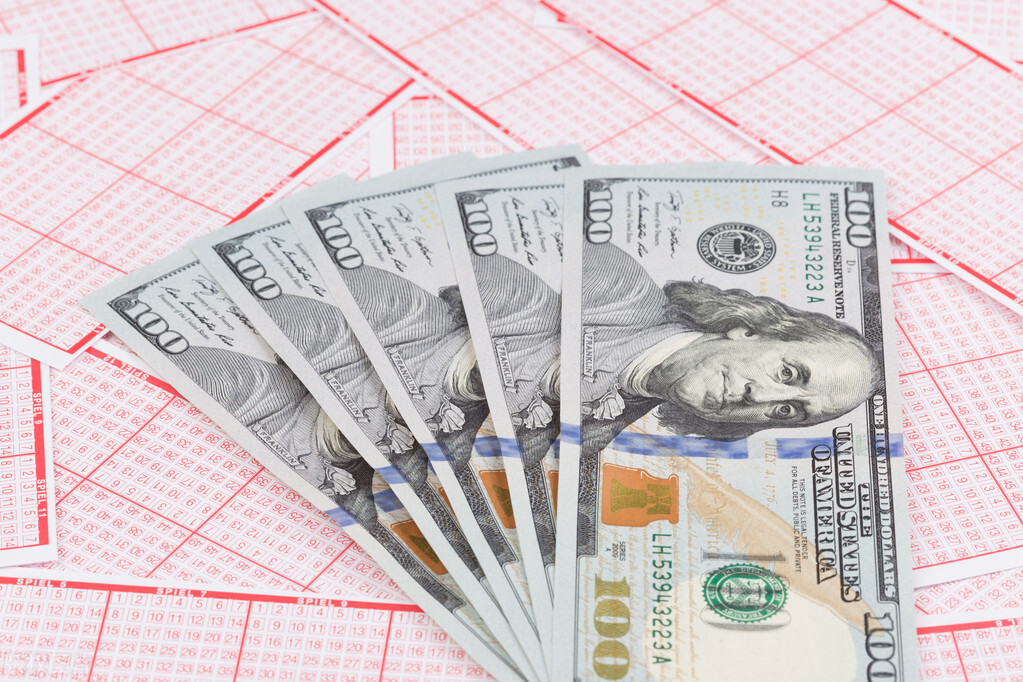 男子偷万元彩票结果竟中了巨奖,两个小伙无意间买彩票中大奖