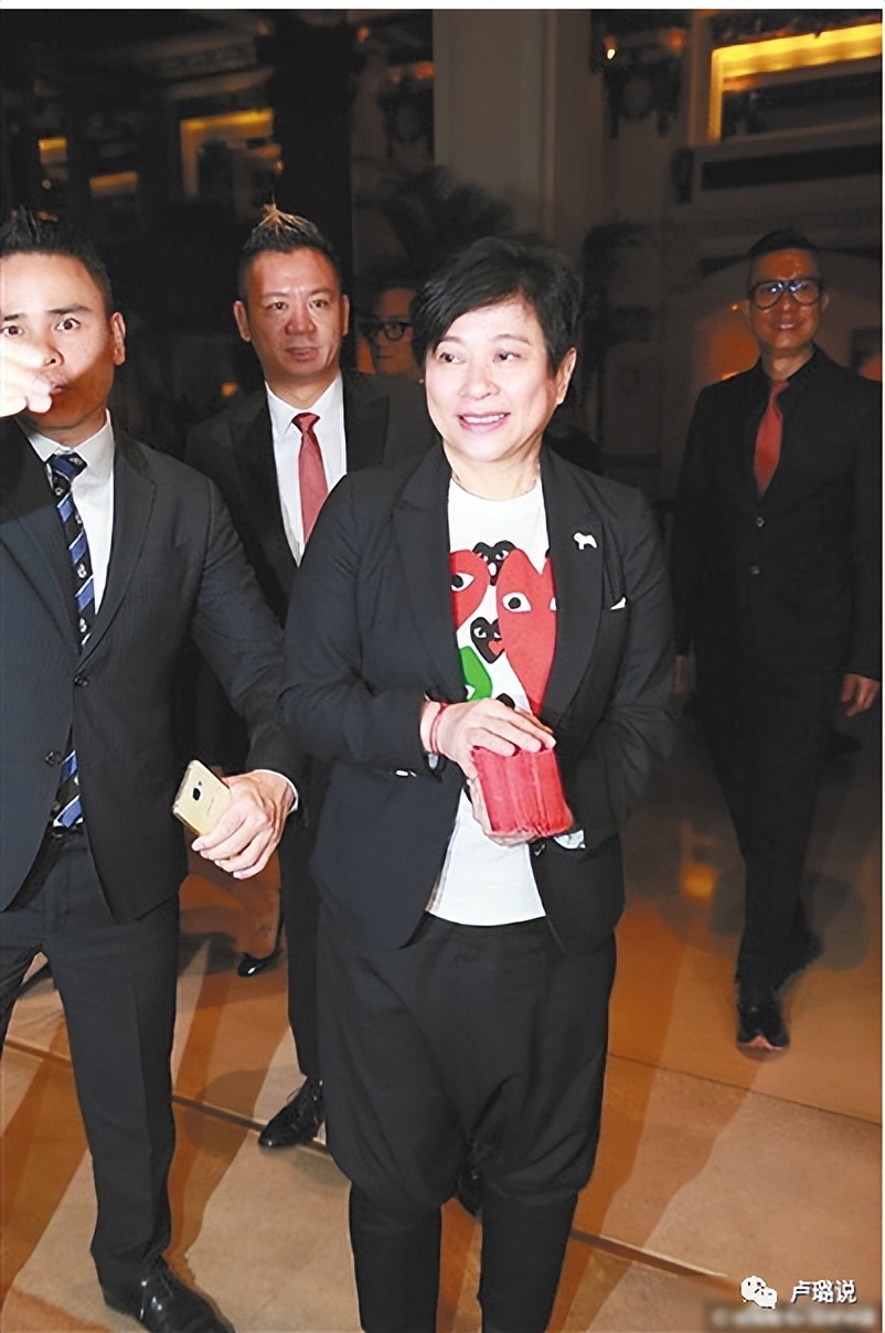 天王隐藏的“大老婆”，把持20亿财产，一生不婚不育，图的是啥？