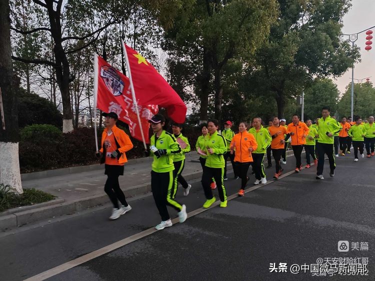 向雷锋同志学习60周年纪念活动,向雷锋同志学习题词视频