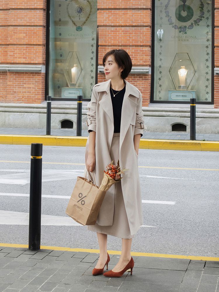 春天深蓝色风衣怎么搭配好看,春天军绿色的风衣配什么好看