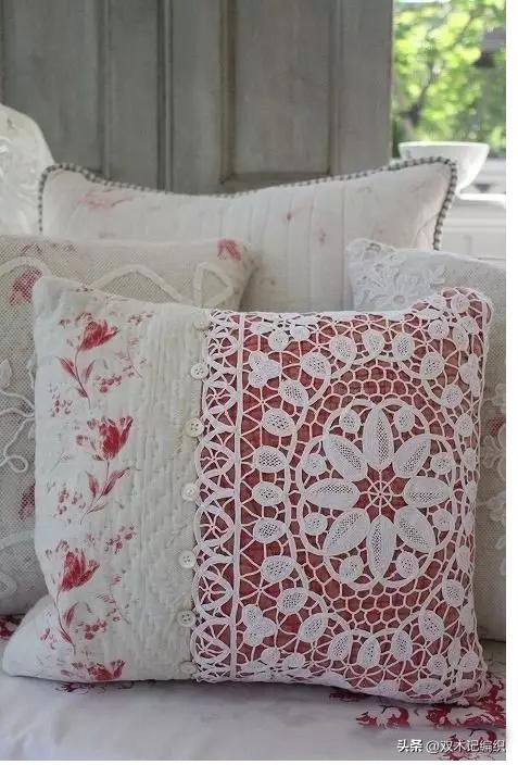 钩好的几片蕾丝缝到布艺抱枕和包包上，身价立马倍升