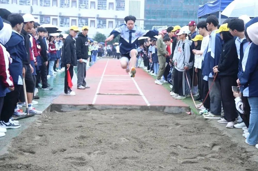 李中学子多矫健运动场上展英姿—李渡中学第四十届田径运动会纪实