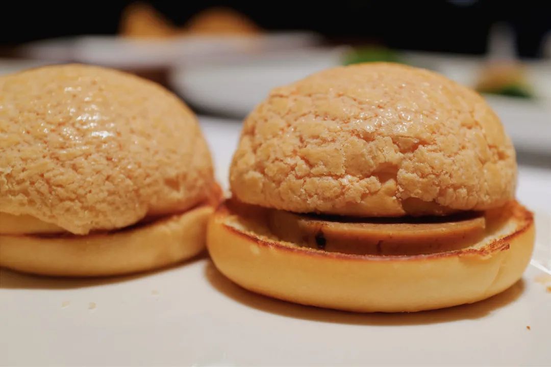 配备一星米其林黑珍珠餐厅,比米其林黑珍珠高端的餐厅