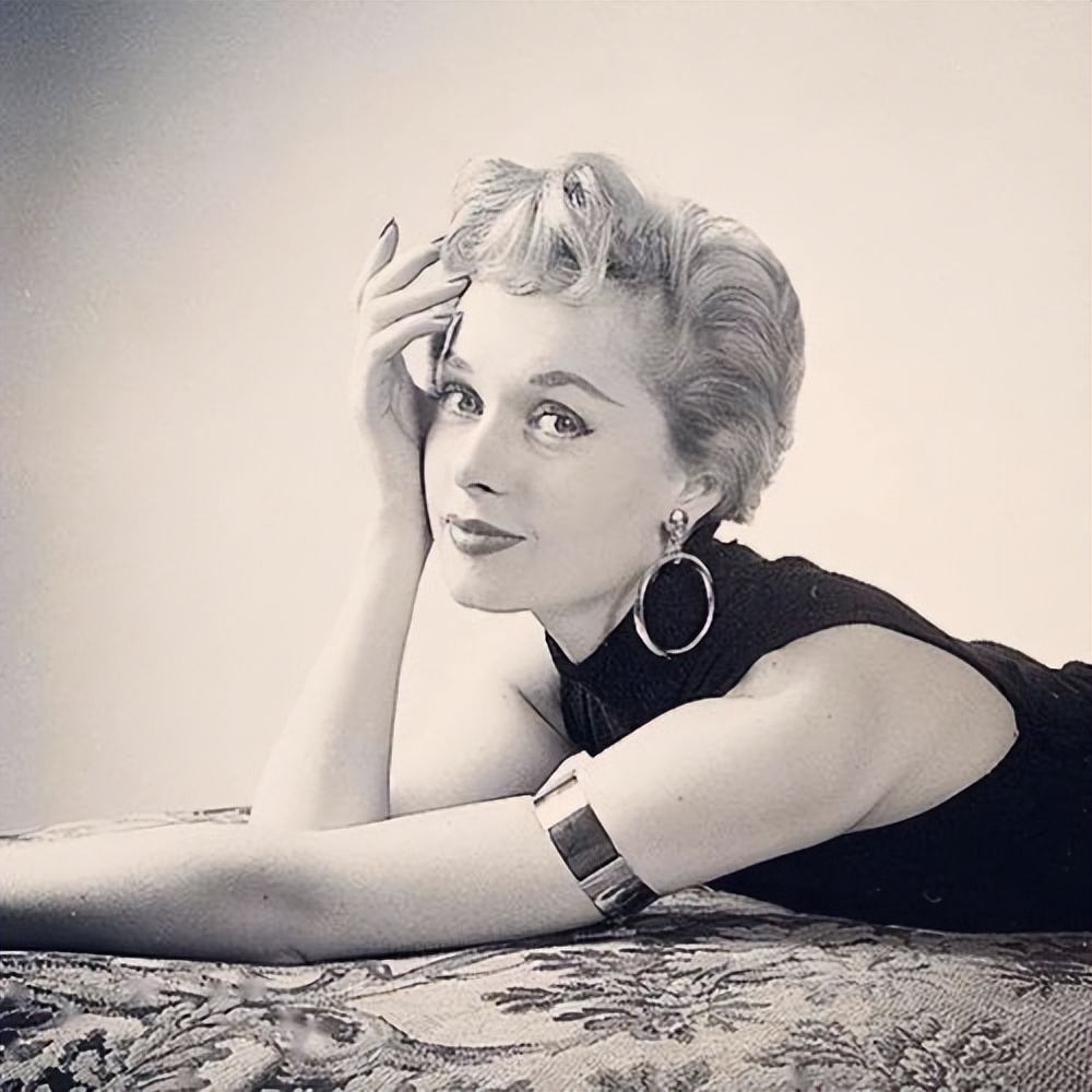 《打工女郎》中展现的女性主义和社会问题对当代社会有何影响？