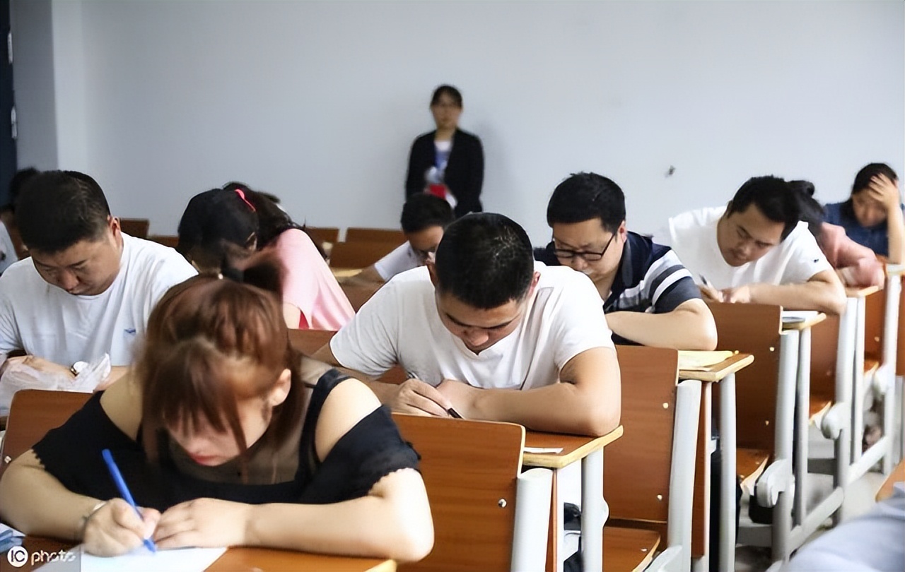 10年暴增66倍，1114万人报考，已成无用证书的教资，为何还那么火