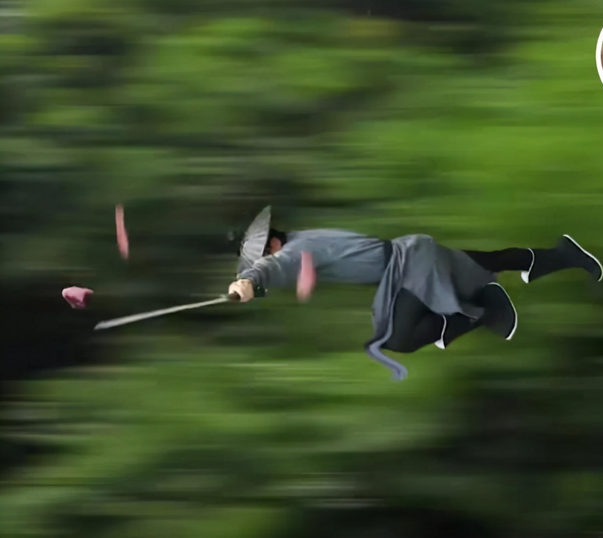 贵州穷小伙，在山里建茅草房，用武侠的方式做菜，爆火后年入百万