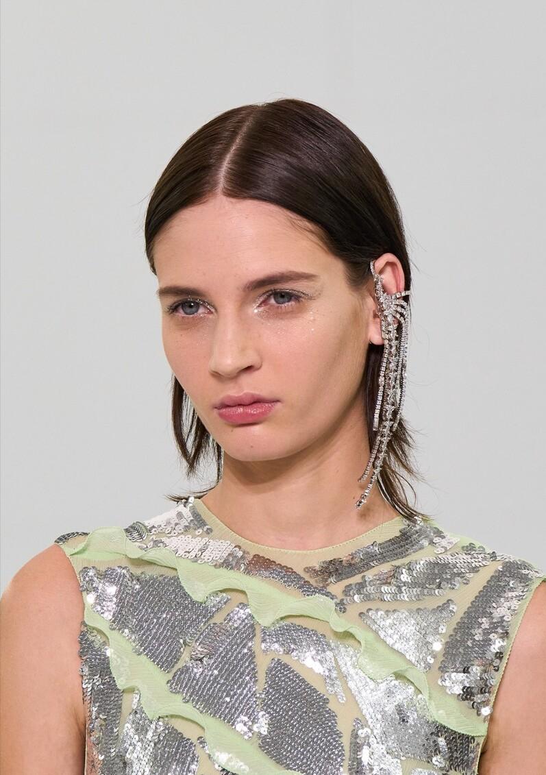 宋慧乔巴黎时装周穿搭同款,宋慧乔一袭白色西服裙显女性魅力