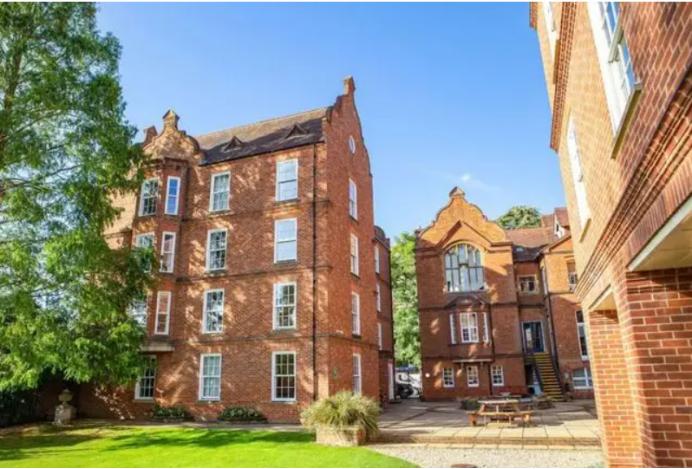 飞机上看比基尼秀？越南第一女首富创办比基尼航空21岁赚百万美元