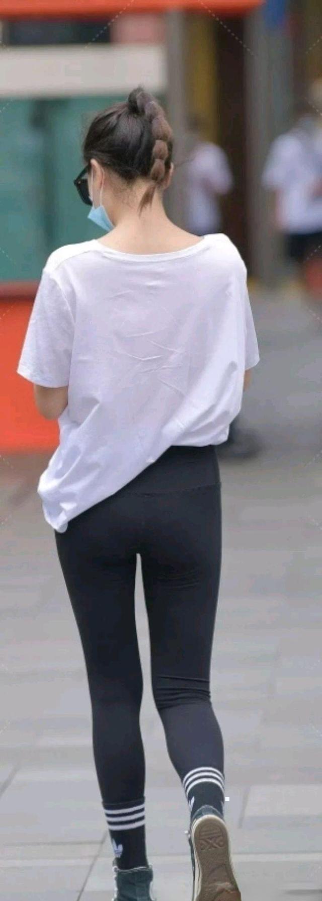 灰牛仔裤如何穿搭显高级,牛仔裤简单高级穿搭