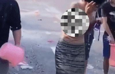 趁着泼水节公然对女生进行骚扰！向女生私密部位喷水还撕扯衣服