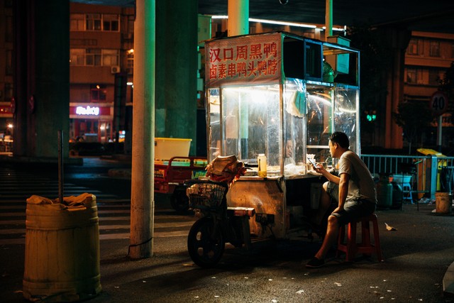 想摆地摊做小吃去哪学,摆地摊卖什么小吃赚钱成本低