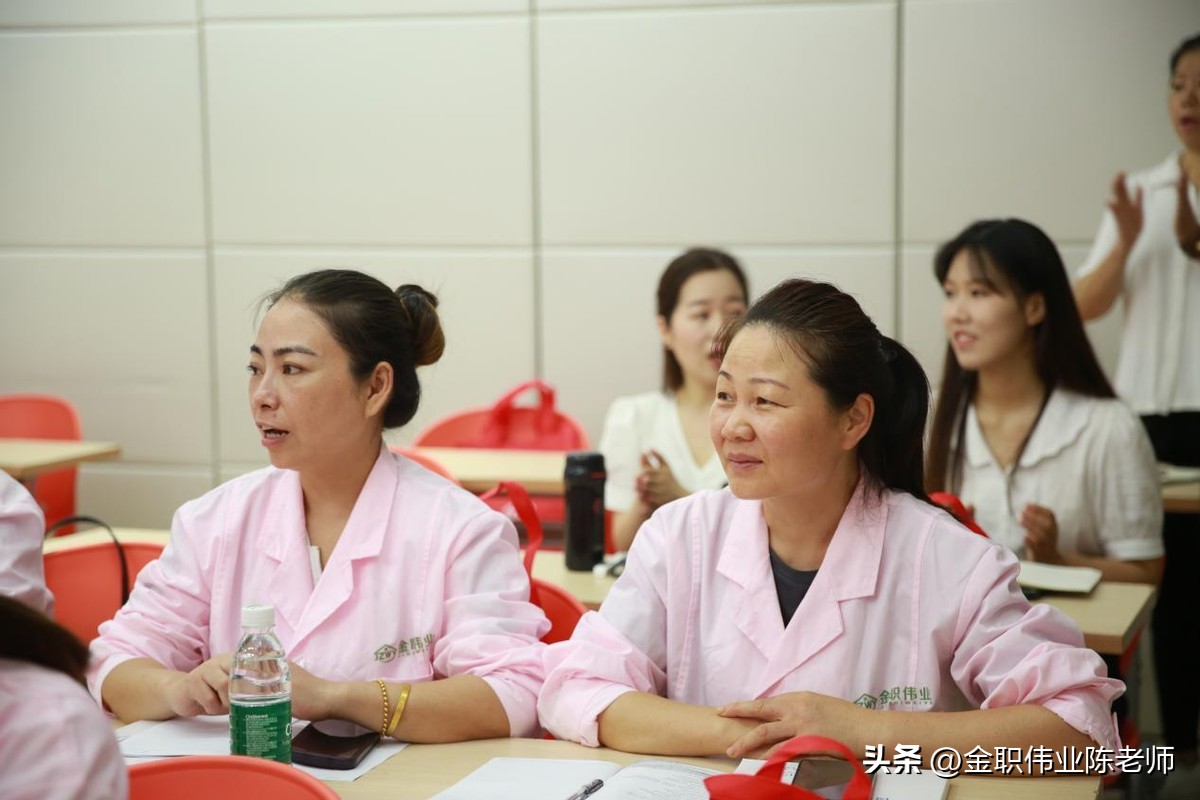 尿不湿女宝宝的正确穿法,初生婴儿尿不湿正确穿法