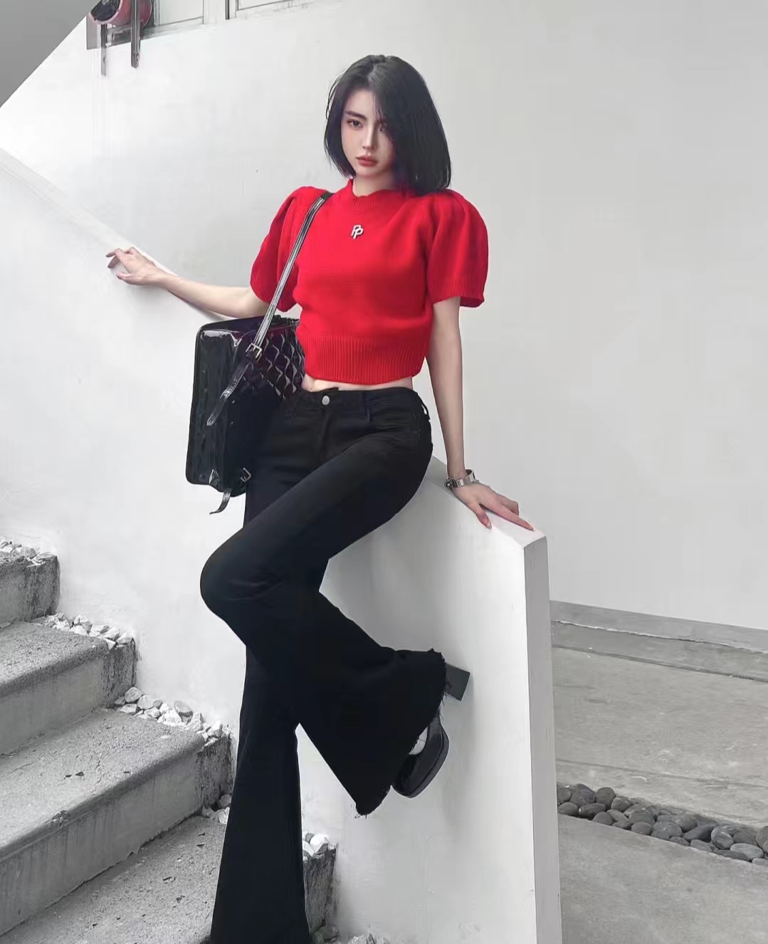 穿黑色裤子配什么色上衣,黑色宽腿裤子配什么上衣