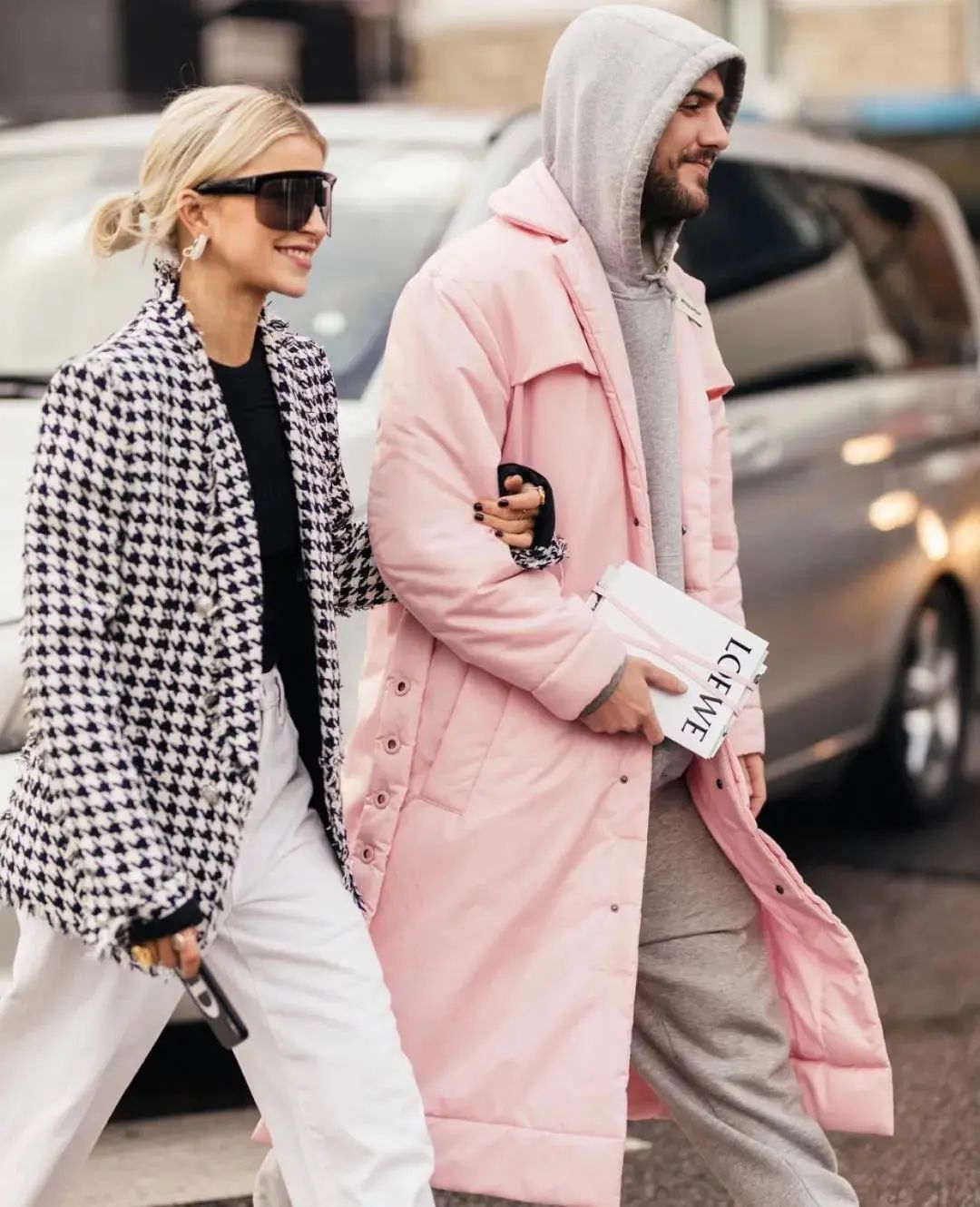 灰色和深灰哪个更适合年轻人穿,暖灰色系搭配灰白满满的高级感