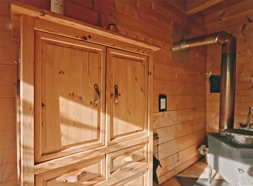 发现一位74岁奶奶的蜗居：16㎡小家没电没暖气，她却一住就是30年